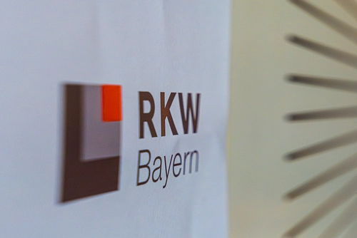 Ausdruck des RKW Logo an einer Holzwand