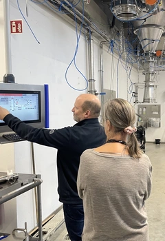 © Daniela Norridge / RKW Bayern e. V. Wolfgang Holzner von Hecht Technologie GmbH zeigt auf einen Bildschirm